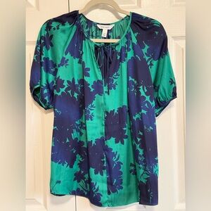 Nine West Green and navy  Floral blouse with tiny neck ,short sleeve. M
